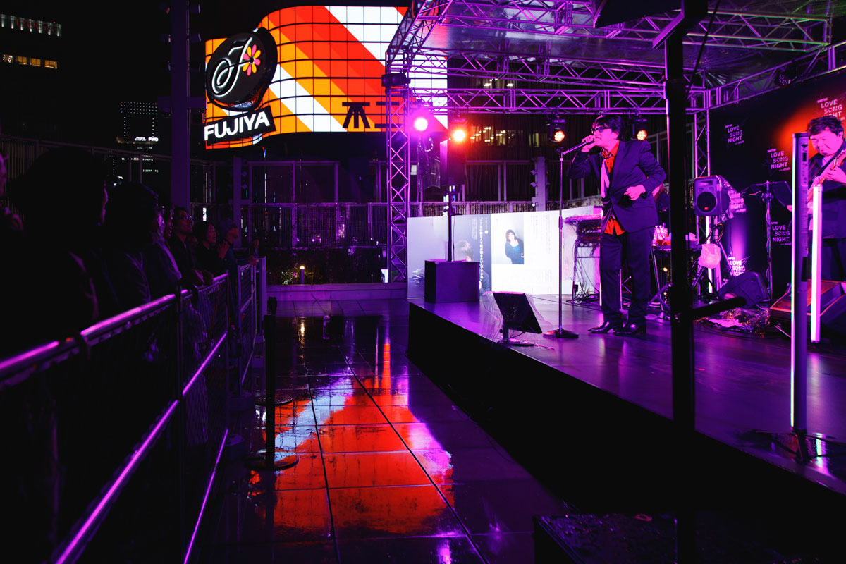 岡村靖幸さんが演奏している様子