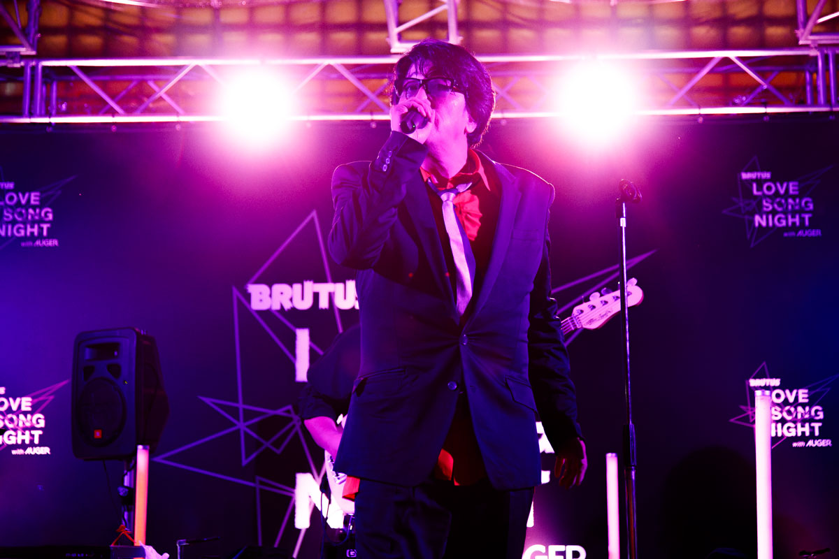 岡村靖幸さんが演奏している様子