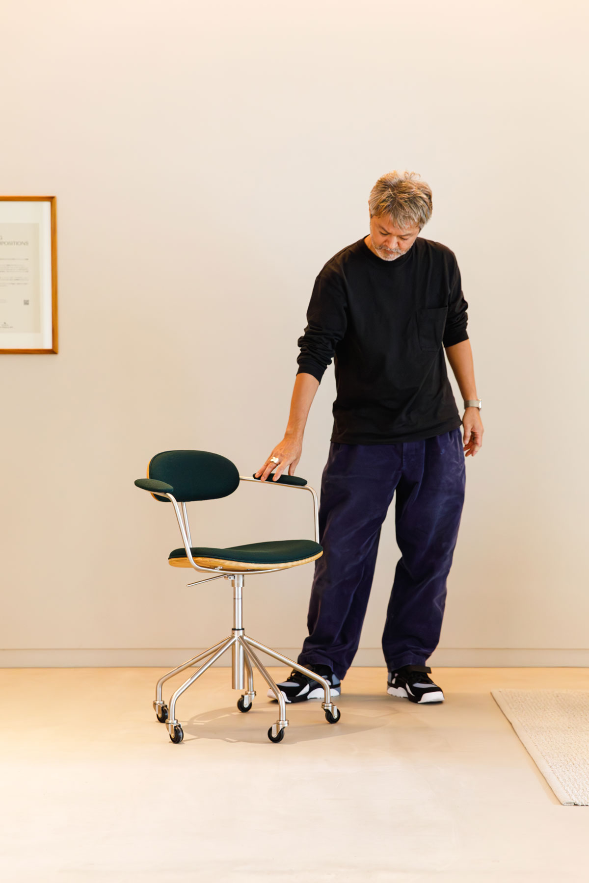 CH621 スウィベルチェアと郷古隆洋さん