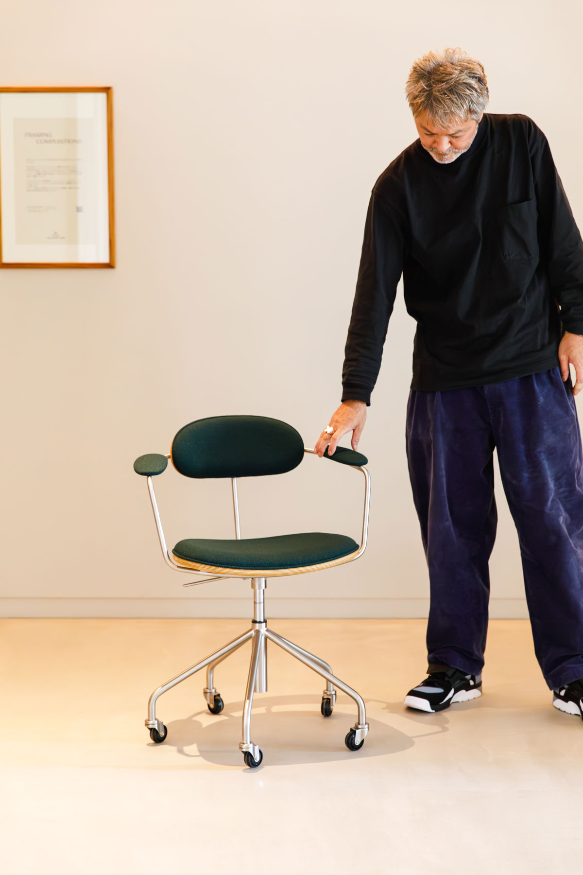 CH621 スウィベルチェアと郷古隆洋さん