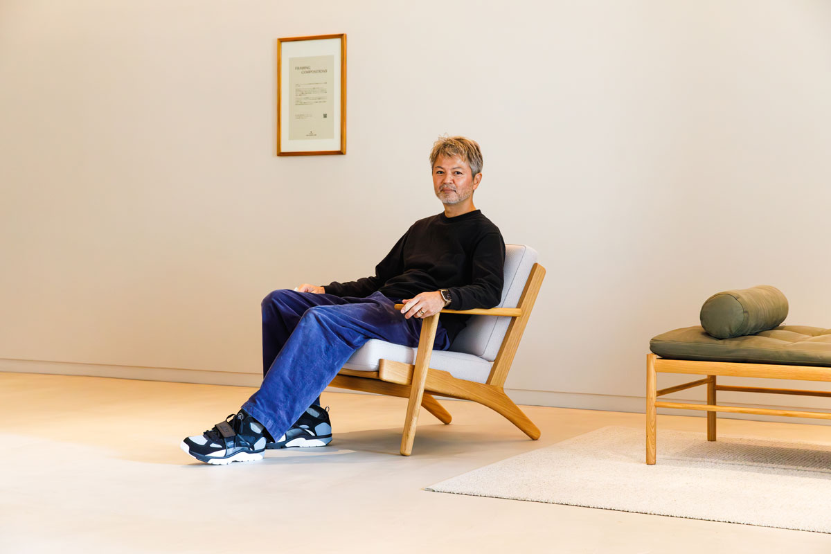 CH290 ラウンジチェアに座る郷古隆洋