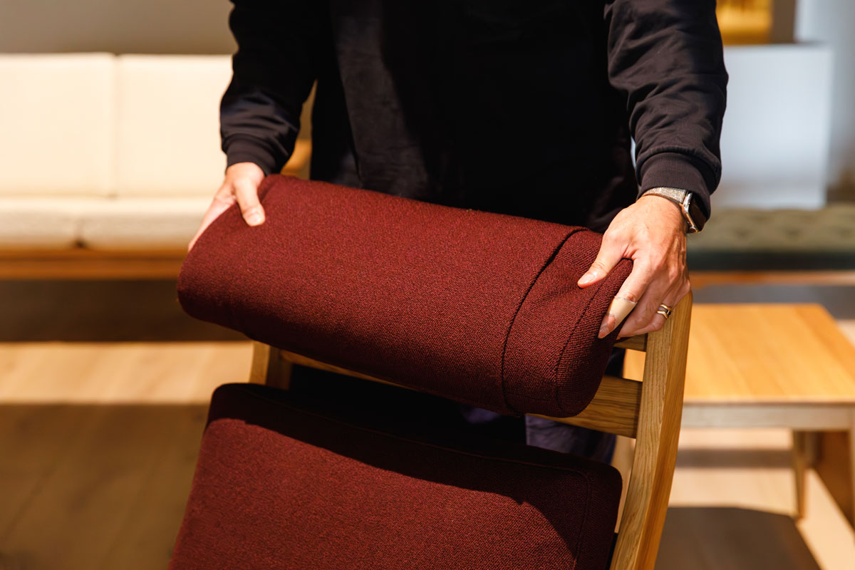 CH291 ハイバックラウンジチェア、ネッククッションを持ち上げている