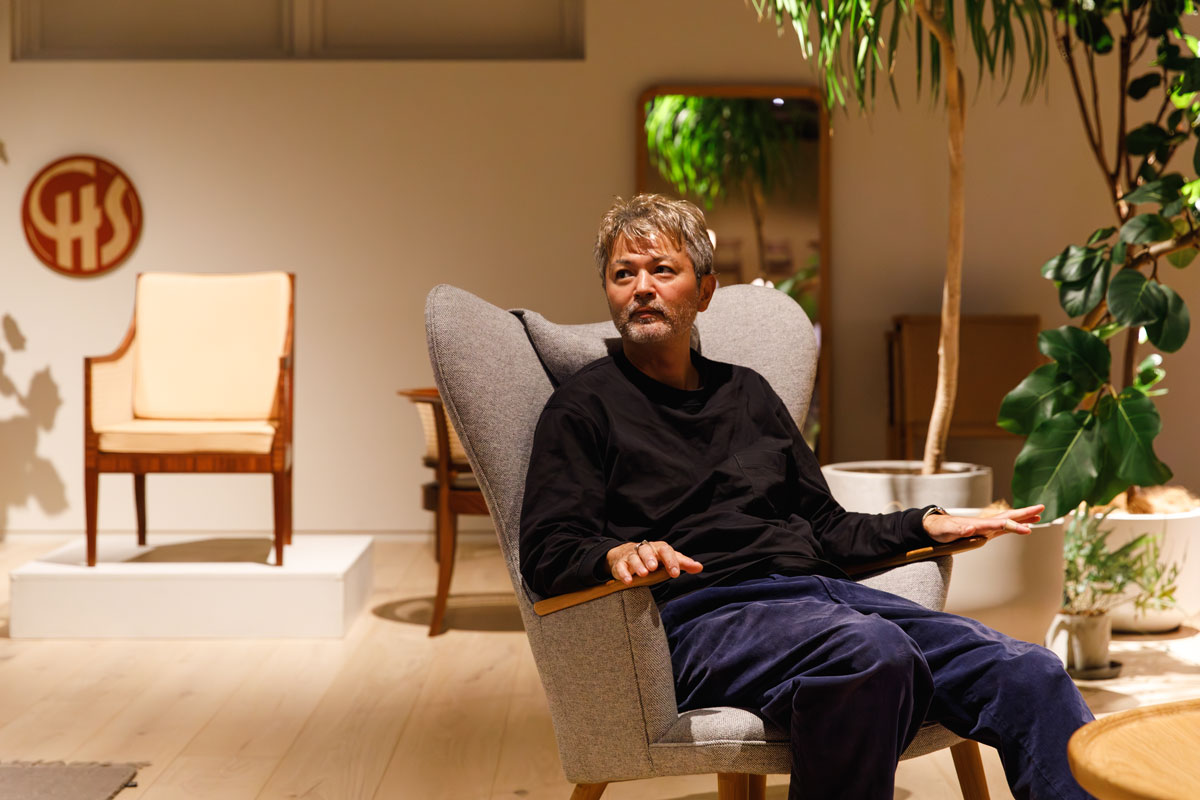 CH78 ラウンジチェアに座る郷古隆洋