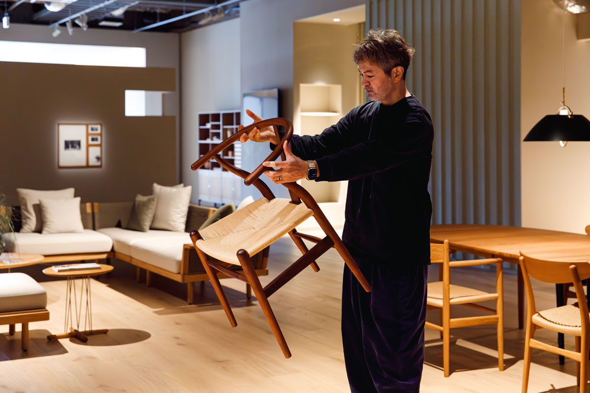 CH24 ウィッシュボーンチェアを持つ郷古隆洋