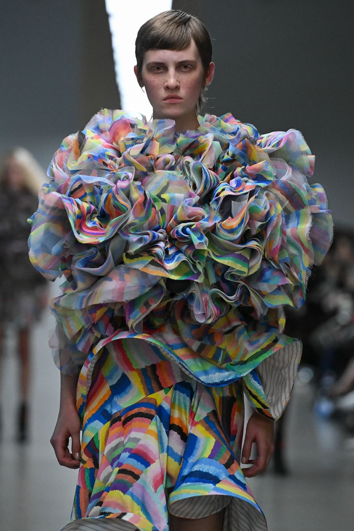 〈ANREALAGE〉の2026年春夏コレクションの様子