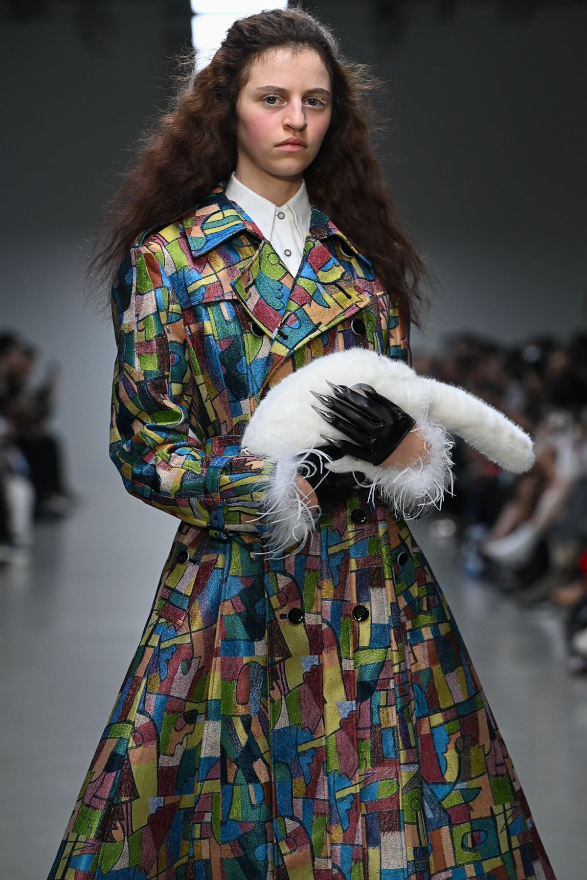 撫でるとファーの尻尾が揺れるバッグ