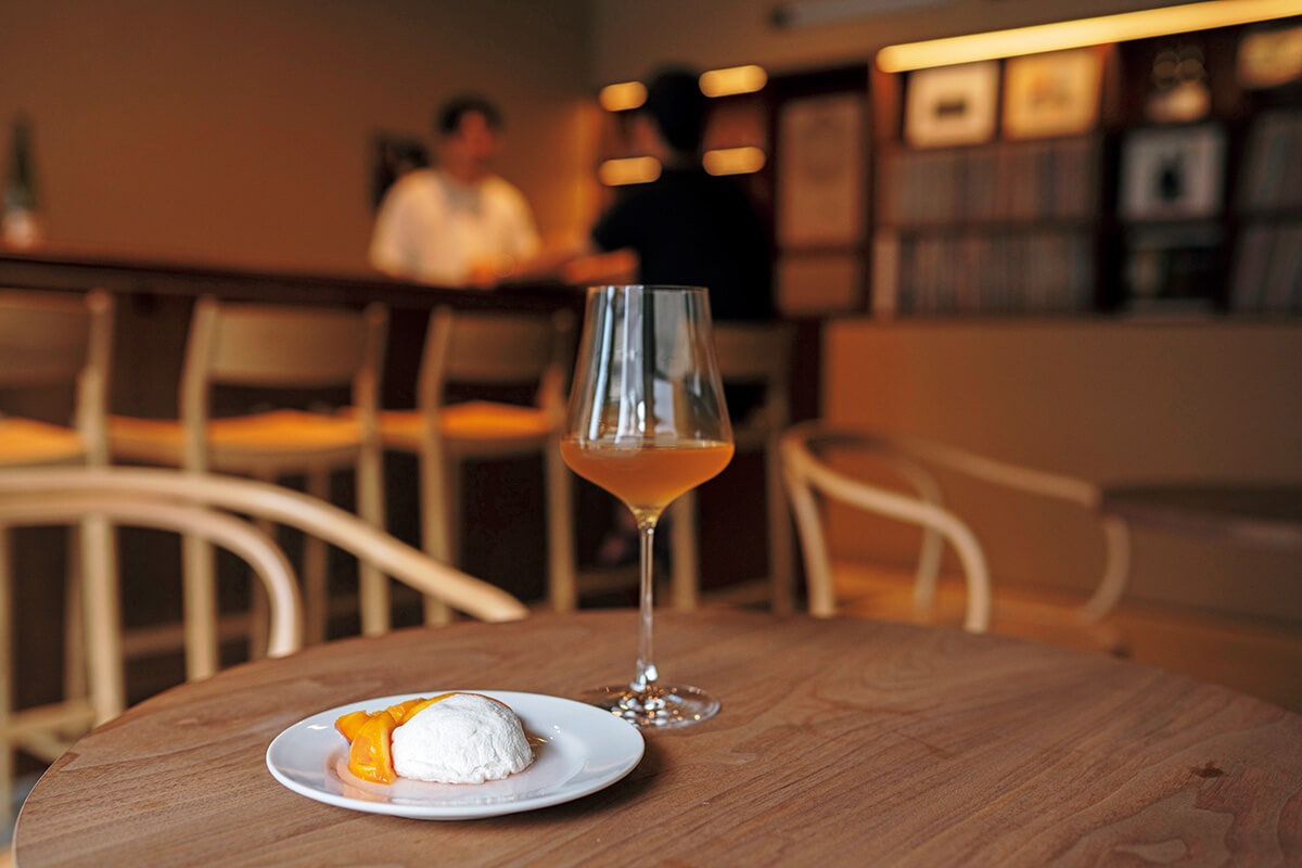 京都〈HOWENE〉アルザスのオレンジワイン、クレームダンジュとフルーツ