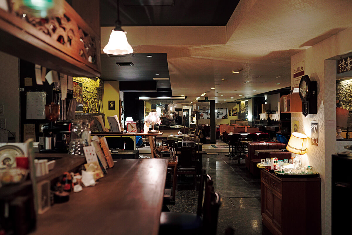 京都〈深夜喫茶/ホール 多聞〉店内