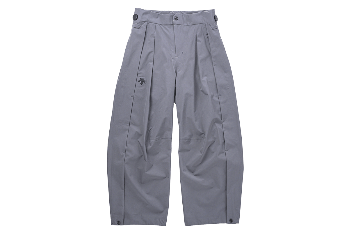 〈デサント オルテライン〉のハードシェルパンツ