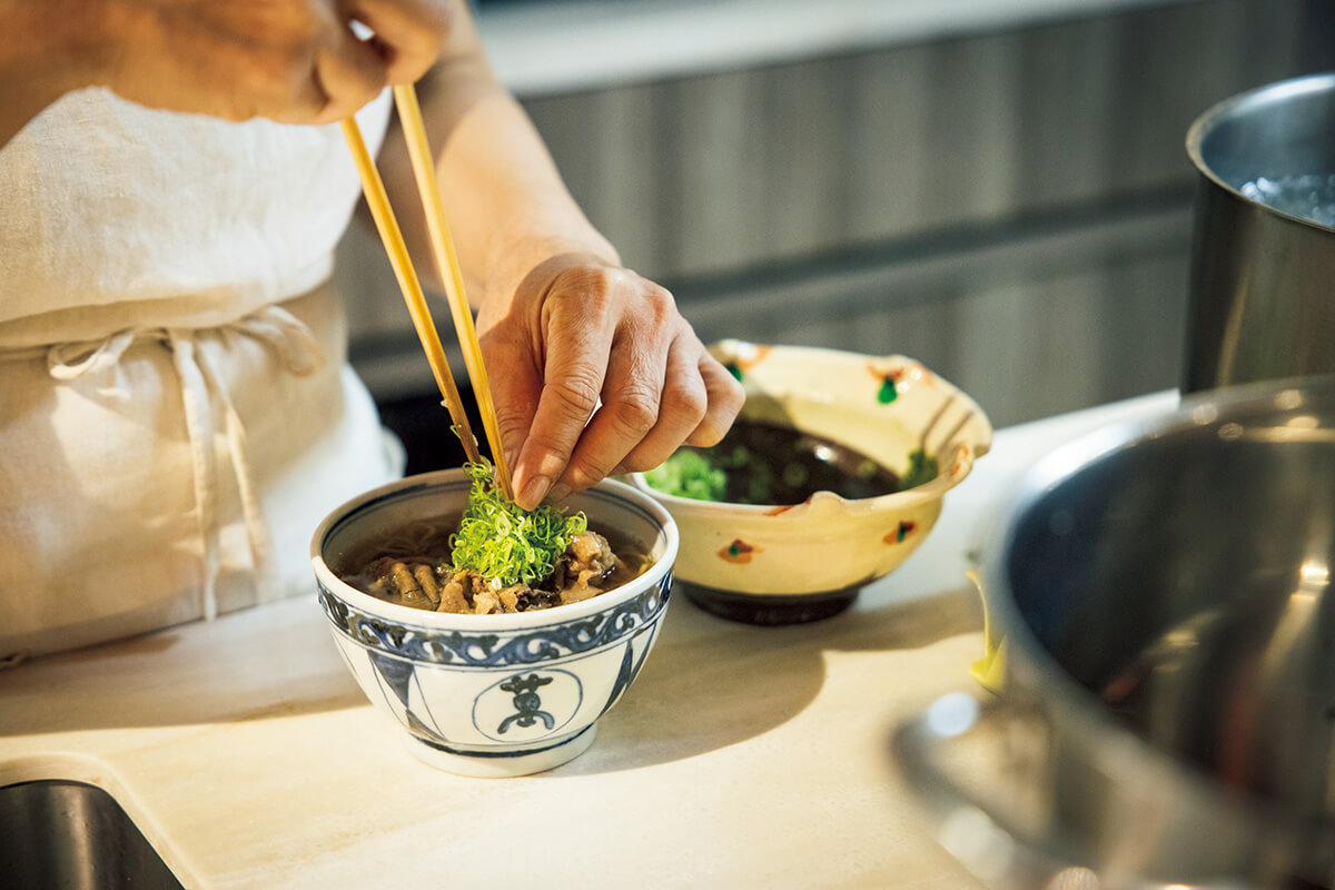 京都〈じんぐうみち萬樹〉肉うどんの盛り付け風景
