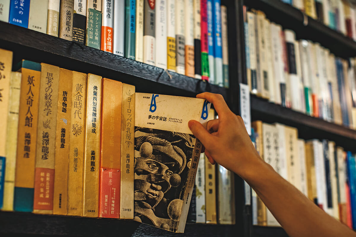 京都〈アスタルテ書茶房〉店内本棚