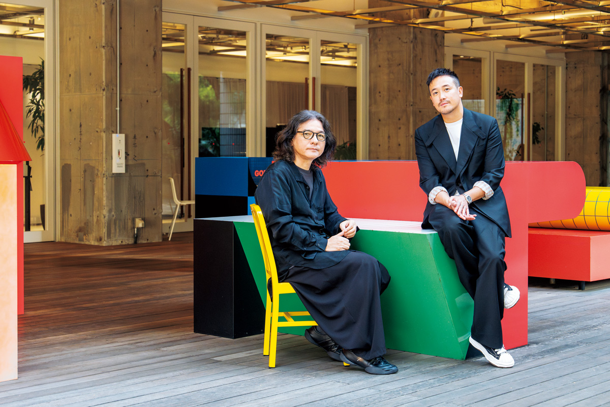 〈コクヨ〉東京品川オフィスTHE CAMPUSに座る岩井俊二とデレク・ツァン