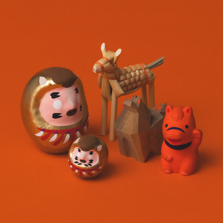 〈白河だるま総本舗〉×〈BEAMS JAPAN〉「干支ダルマ小」、〈白河だるま総本舗〉×〈BEAMS JAPAN〉「干支ダルマ豆」、〈きびがら工房〉×〈BEAMS JAPAN〉「きびがら細工『午』」、〈伊勢一刀彫〉×〈BEAMS JAPAN 〉「干支人形『午』」、〈中外陶園〉×〈BEAMS JAPAN〉「干支人形橙『午』」