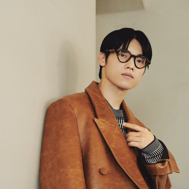 レザージャケットを着た木村柾哉