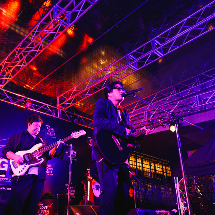 岡村靖幸さんが演奏している様子