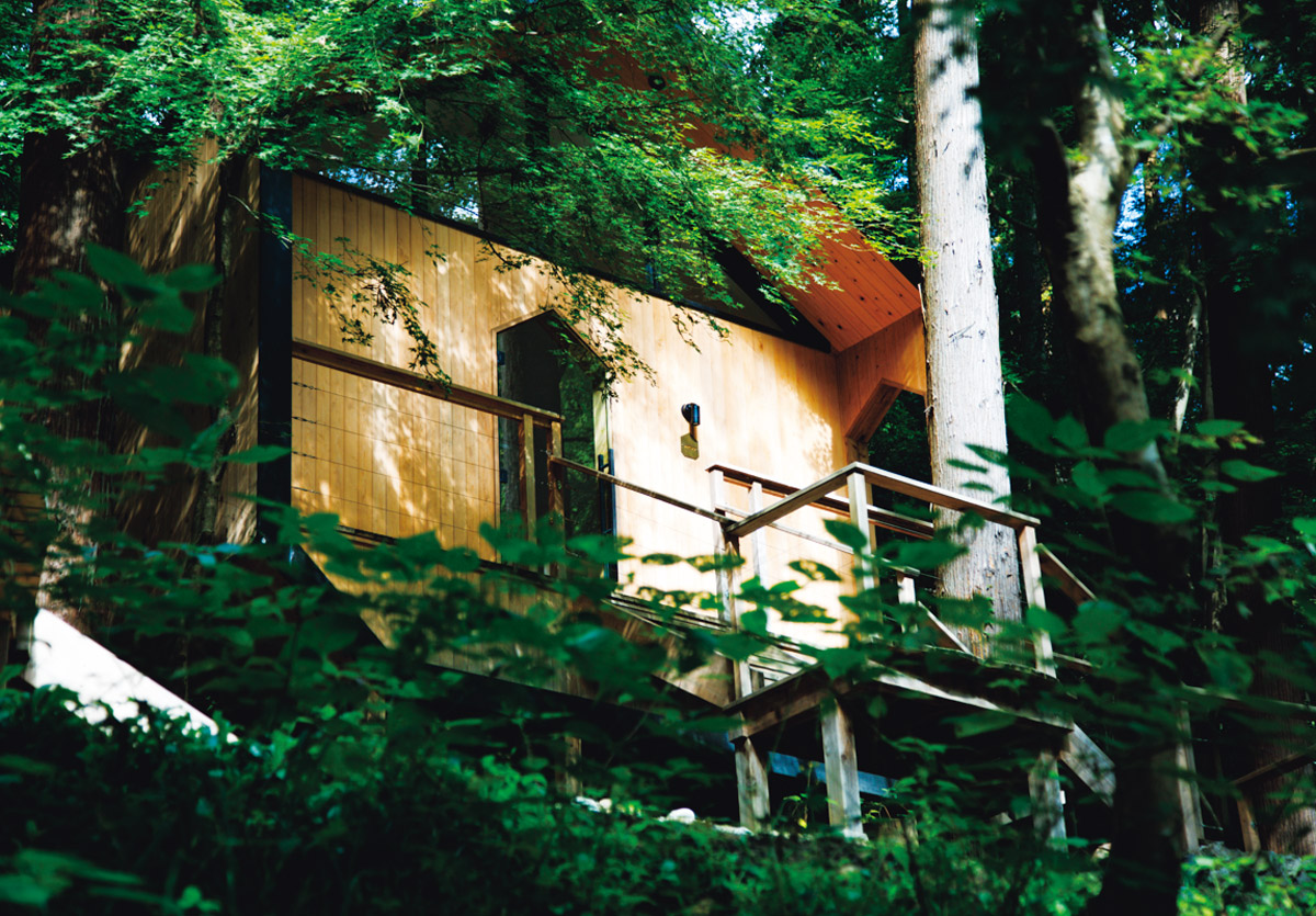 〈自然人村〉の宿泊ロッジ