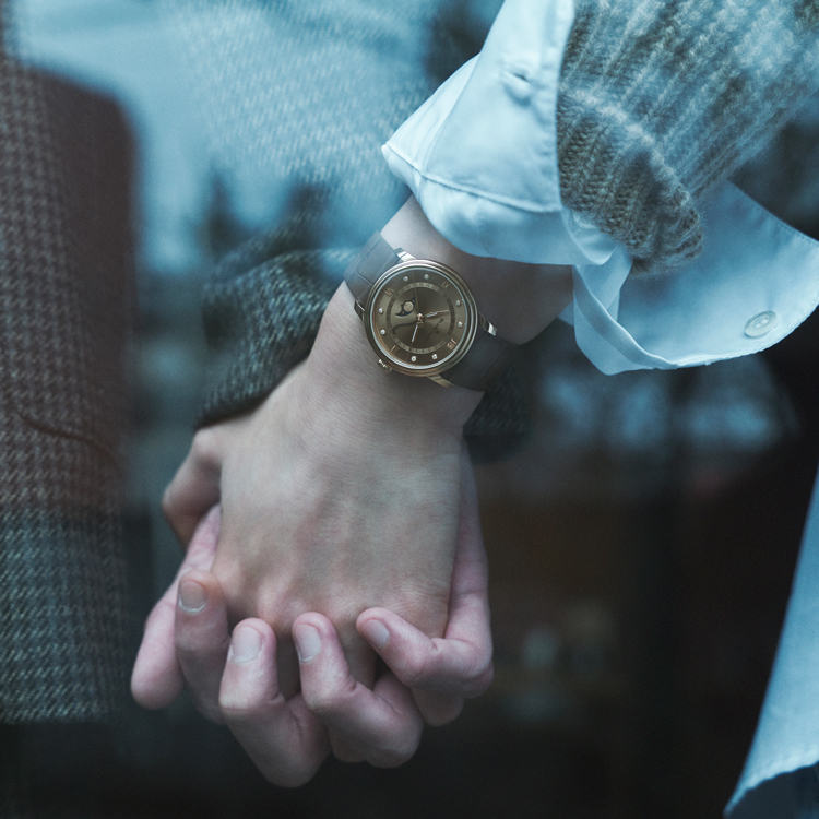 手を繋いでいる様子