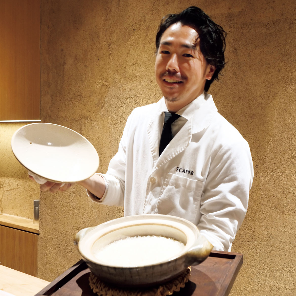 土鍋を持つ桑原孝一さん