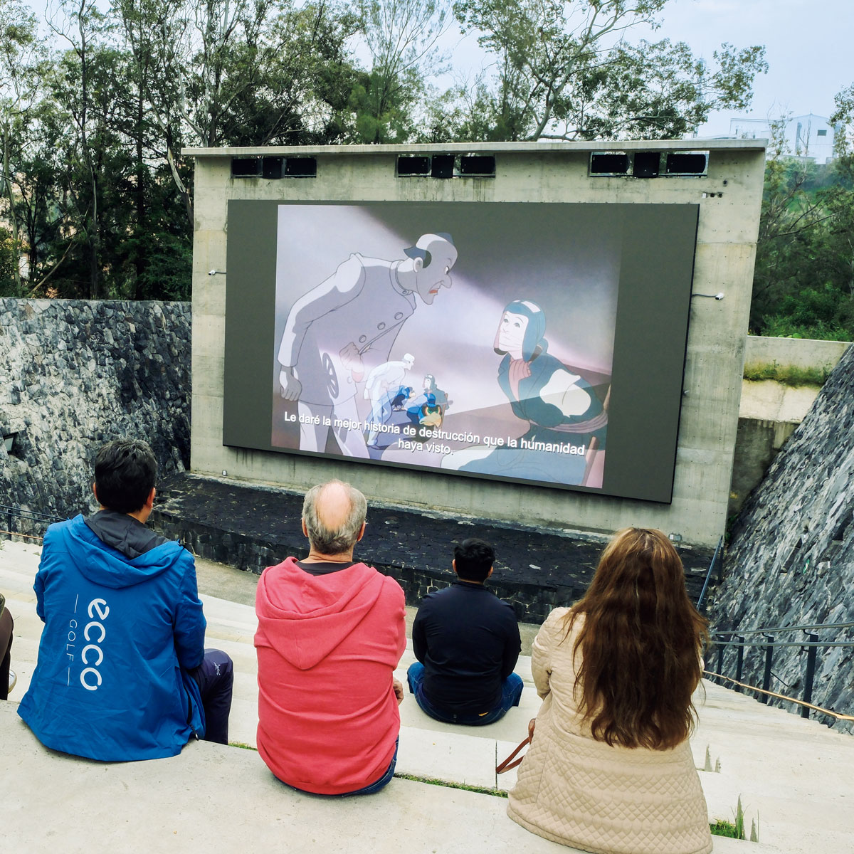 森に囲まれたミニシアター