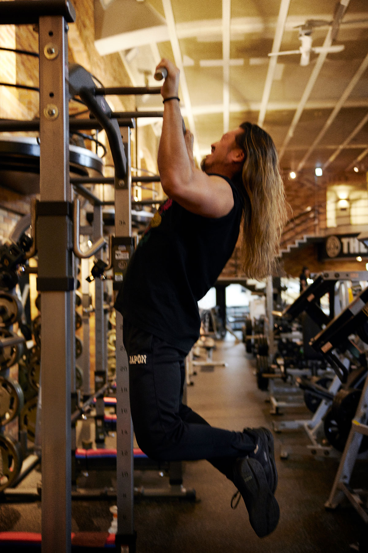 プロレスラー辻陽太さん、懸垂をしている様子