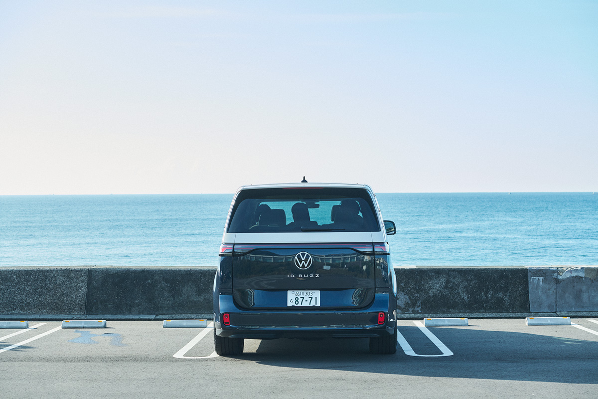 垂直に立ち上がるテールゲート、左右に分かれたテールランプ。1950年のワーゲンバスから受け継いだアイデンティティ。