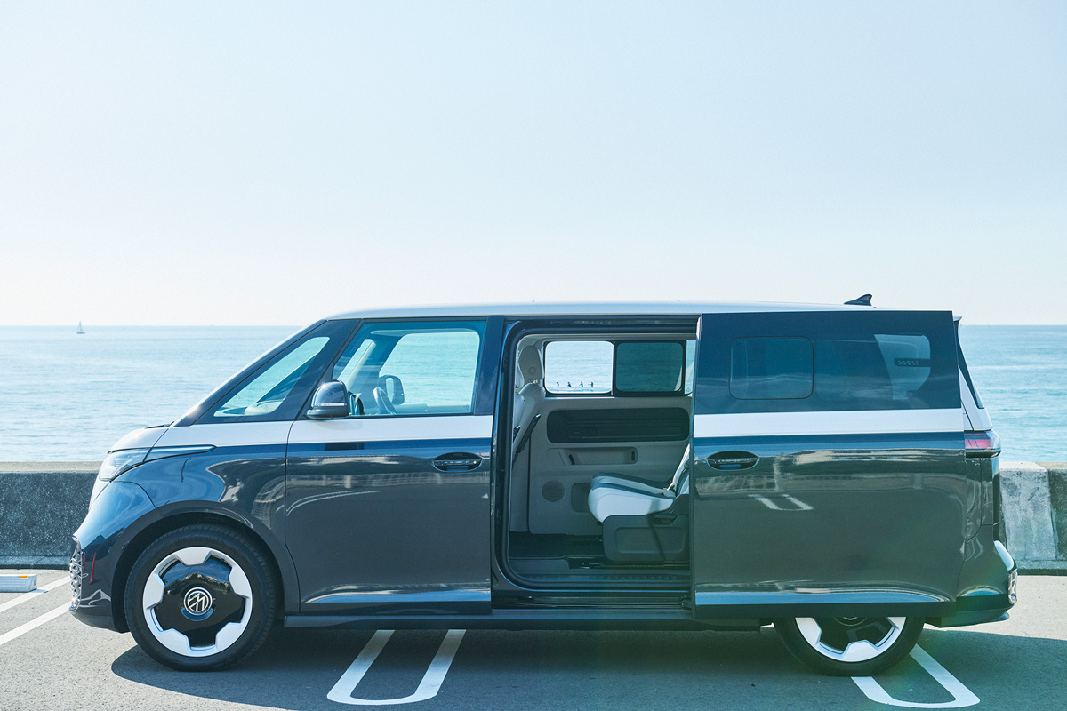 電動スライドドアを開けると現れる広々とした室内。EV専用設計により、ホイールベースを長く取ることで実現した居住性の高さ。