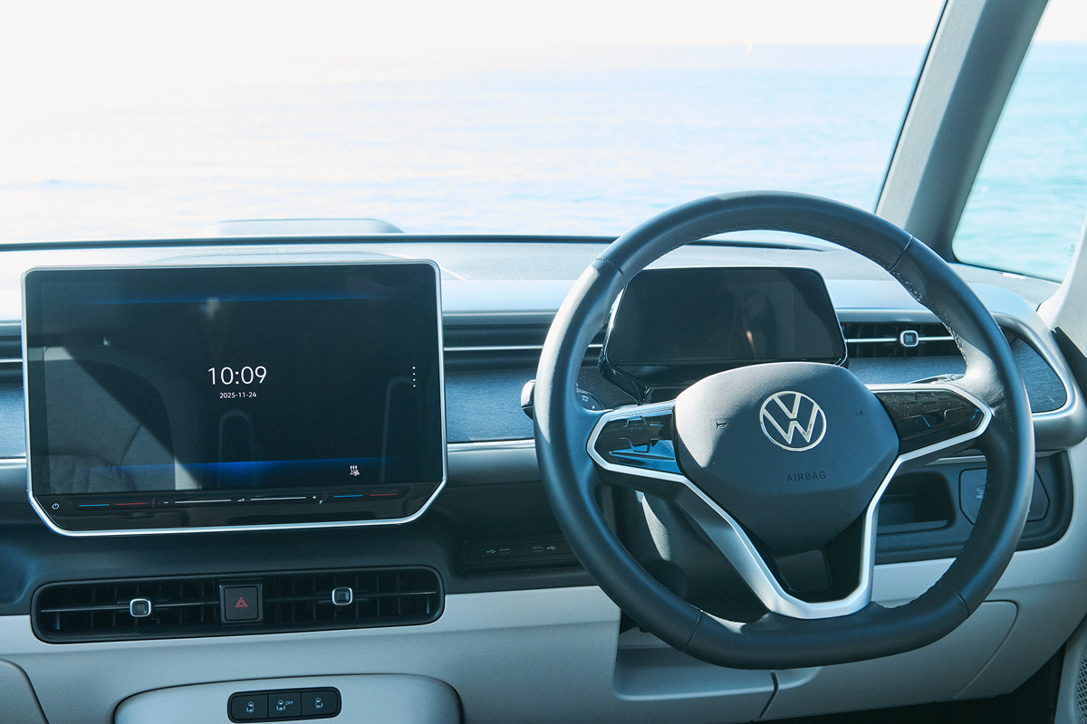 大型のタッチスクリーンディスプレイとデジタルメーター。必要な情報に直感的にアクセスできるインターフェース設計。