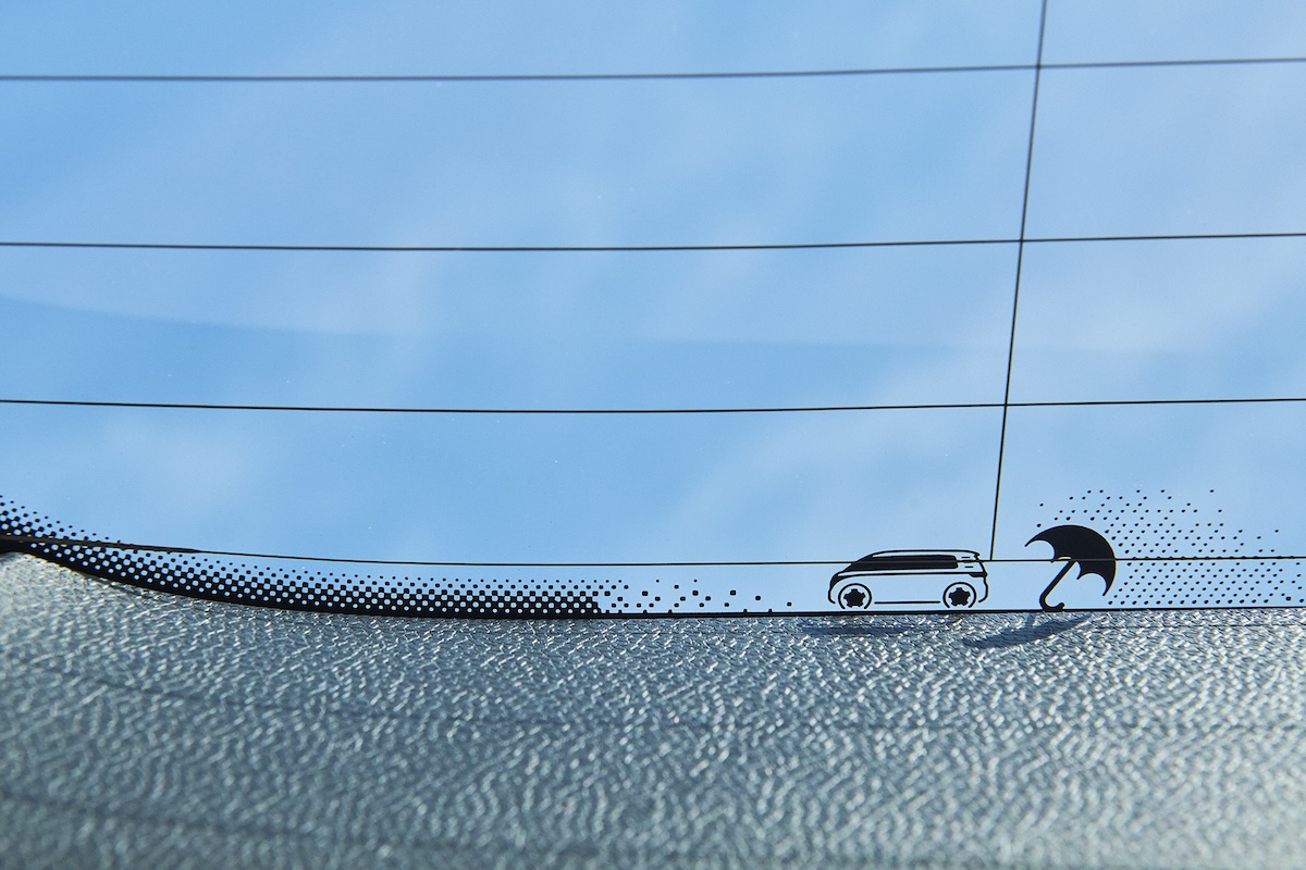 ドアパネルに隠されたID. Buzzのグラフィック。