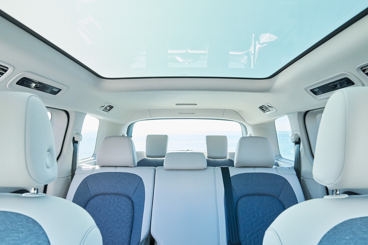 全長にわたって設置されたフォルクスワーゲン最大の大型ガラスルーフ。透明・半透明の切り替えが可能で、開放感と快適性を両立。