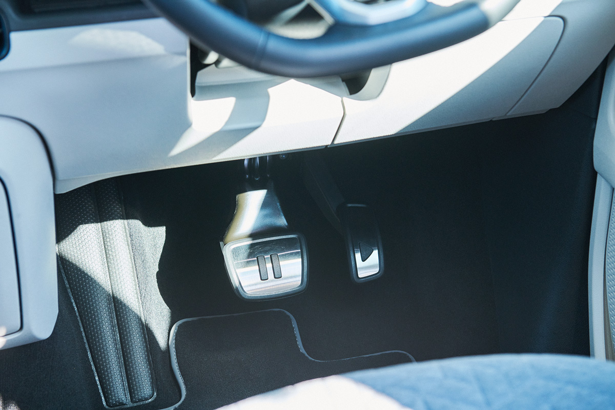 アクセルとブレーキペダルに刻まれた再生と一時停止のマーク。機能を直感的に表現した、ウィットに富んだデザイン。