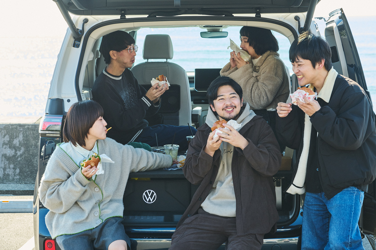 テールゲートを開けて海を背に。それぞれが選んだ〈teddy’s bigger burgers〉を頬張る至福の時間。