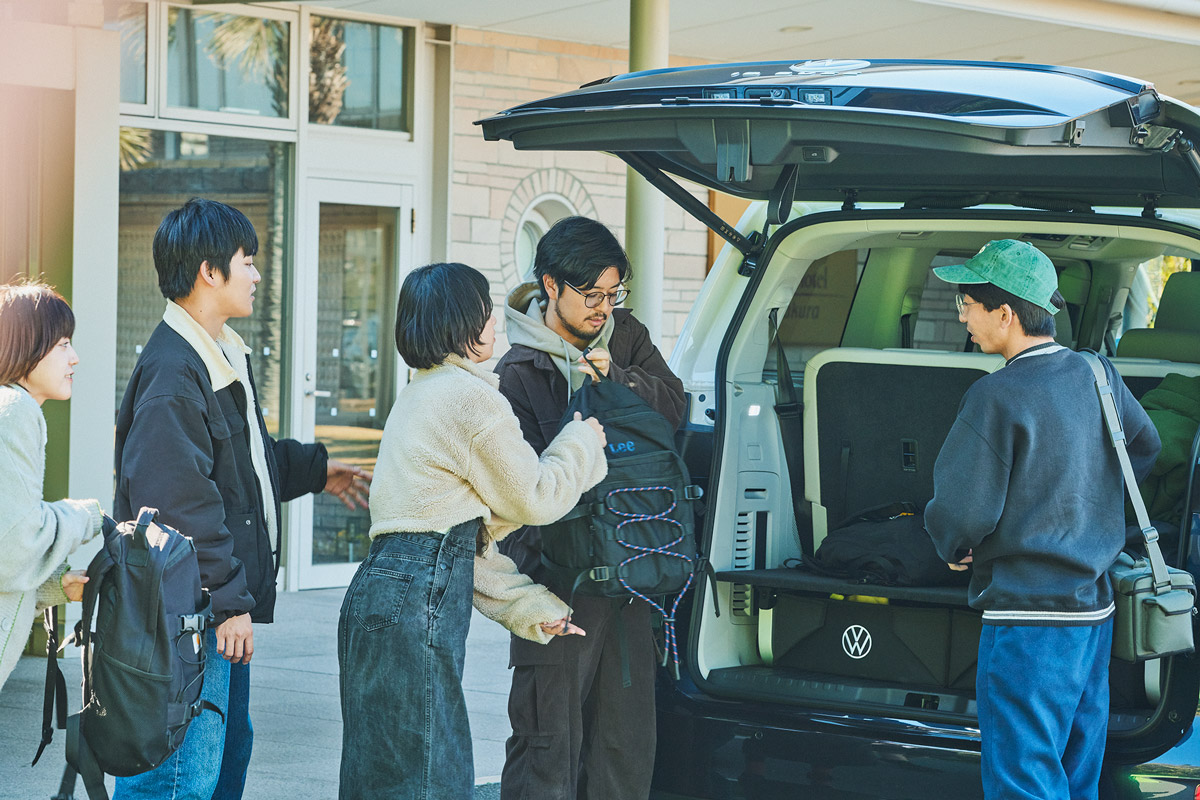 テールゲートを開けて談笑する5人。旅の終わりに、今日一日の出来事を振り返る時間。