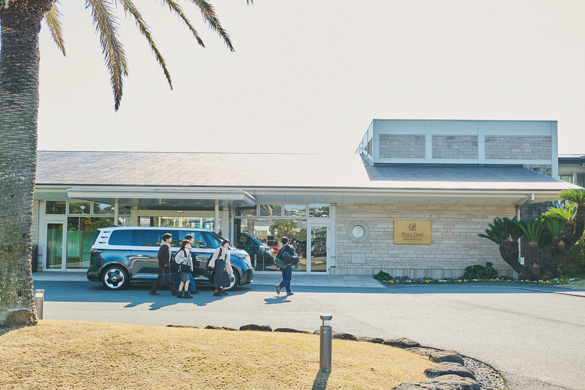丘の上に位置する〈鎌倉プリンスホテル〉のエントランスに到着。全室オーシャンビューの上質な滞在が待っている。