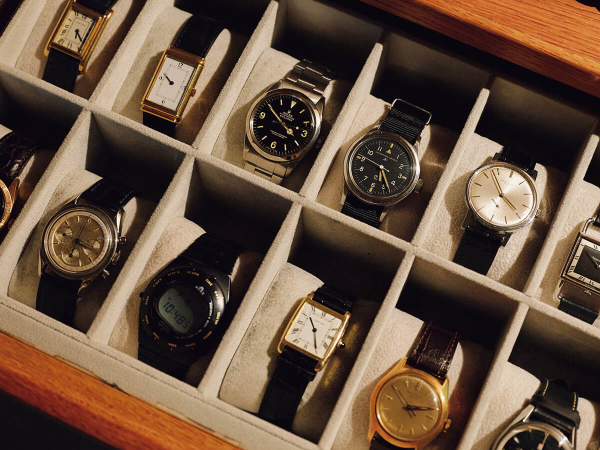 〈カルティエ〉の時計、〈パテック フィリップ〉の「カラトラバ 3466」、〈ロレックス〉の「エクスプローラーⅠ」、〈IWC〉の「マーク11」、〈セイコー〉のデジタル時計