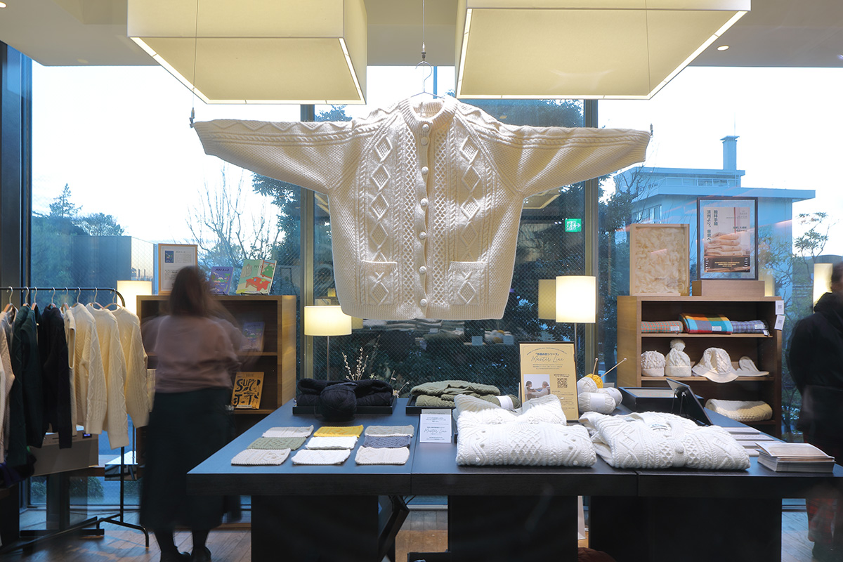代官山蔦屋書店で開催中の済州島のニットブランド翰林手織（ハンリムスジク）のポップアップの様子