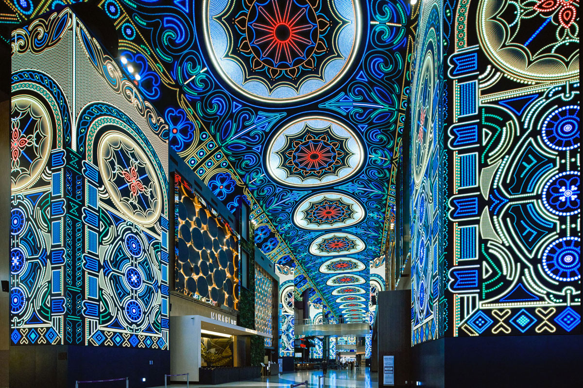 〈インスパイア カジノ〉入口のデジタルアート