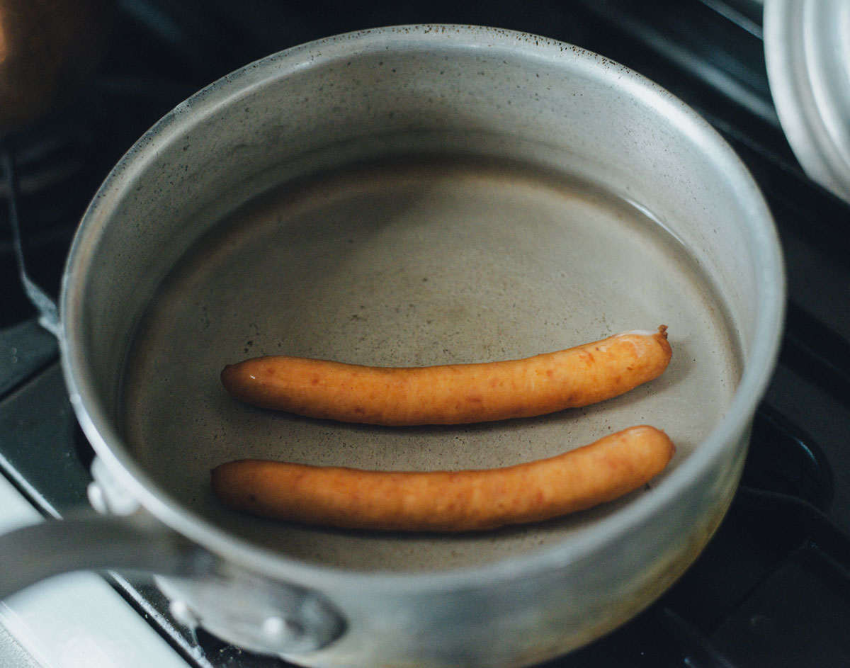 ソーセージをボイルする様子