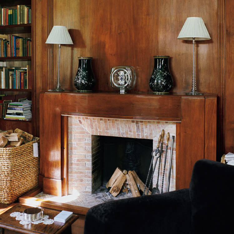 〈ジャガー・ルクルト〉の「アトモス561」、〈F.＆C. オスラー〉製のランプ