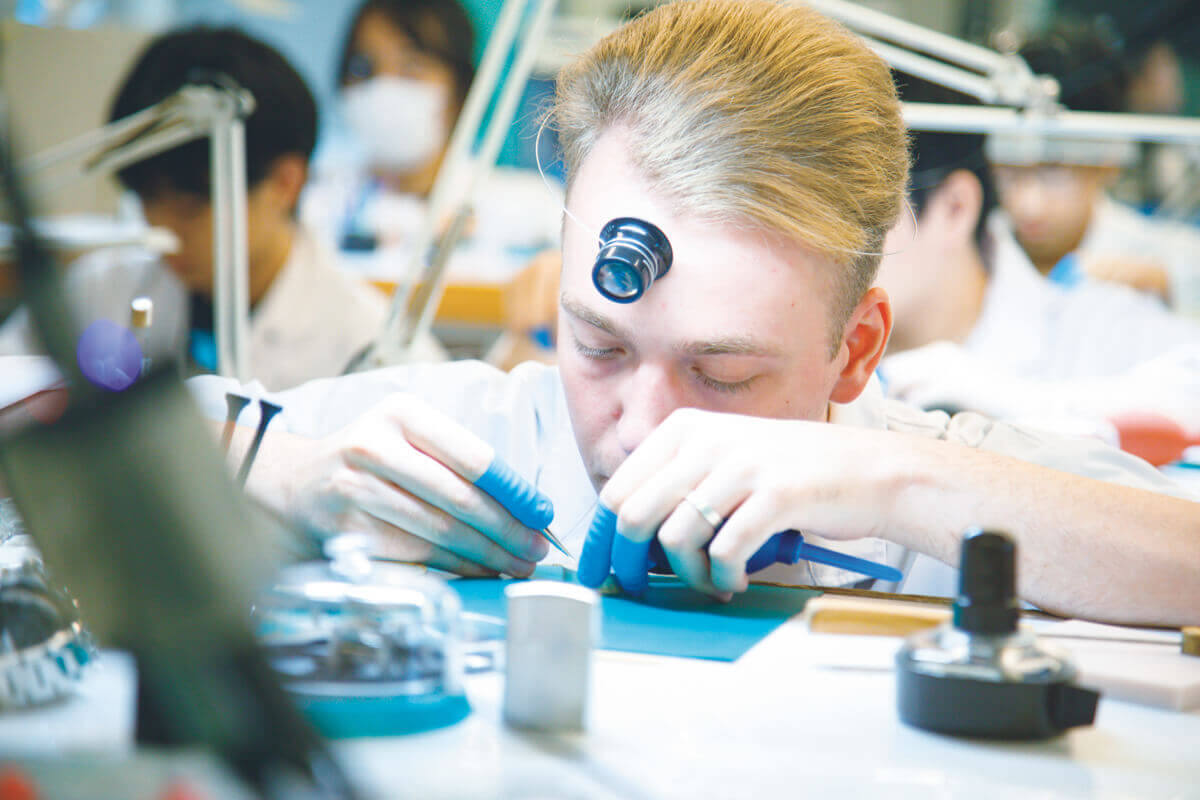 〈ヒコ・みづのジュエリーカレッジ〉ウォッチメーカーコースの授業風景