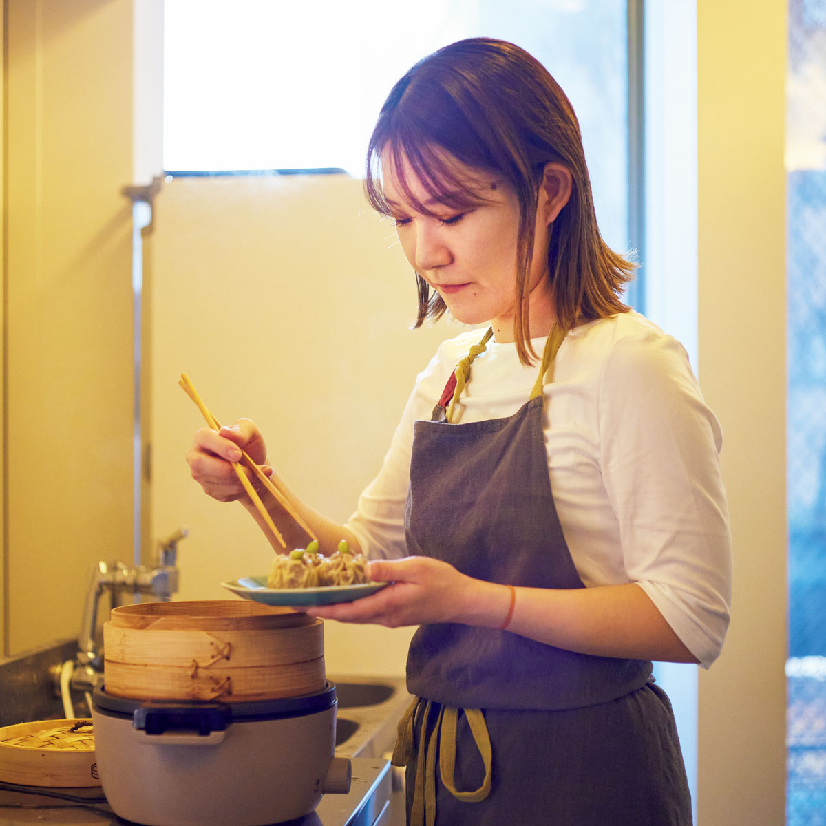 小さな厨房をきびきびと動き回る山添さん