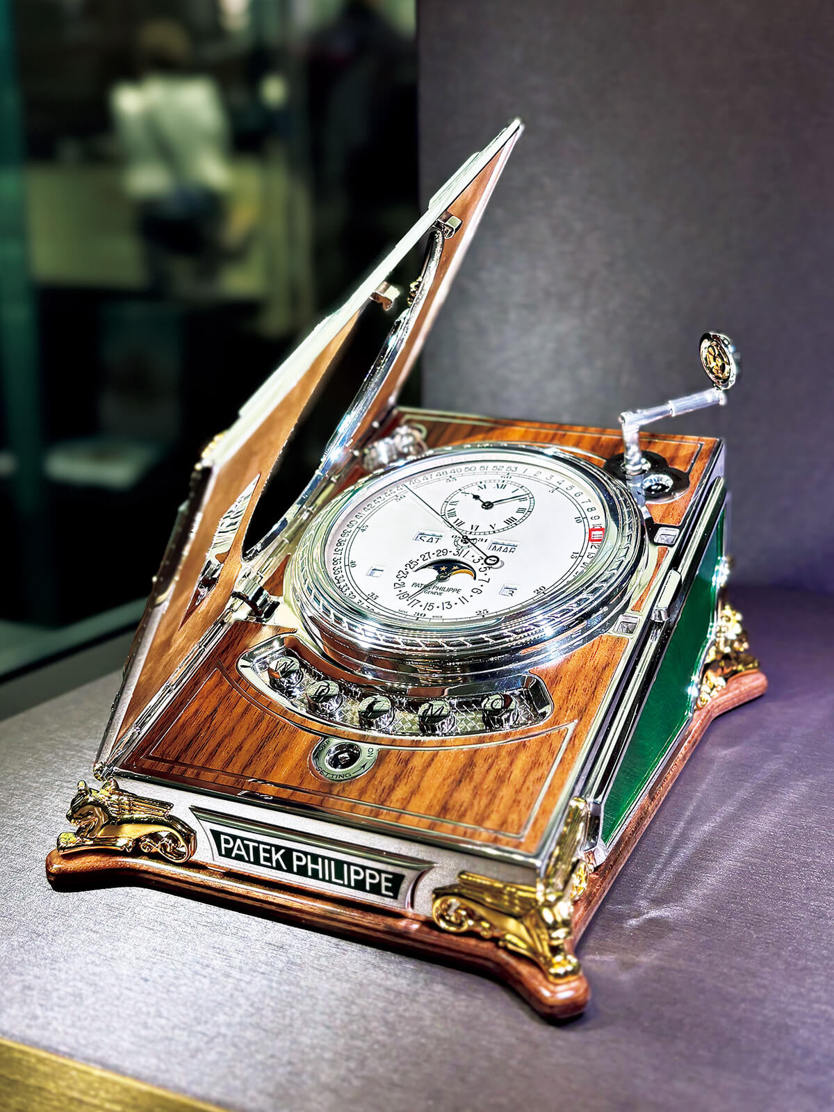〈パテック フィリップ〉の「コンプリケーテッド・デスククロック」