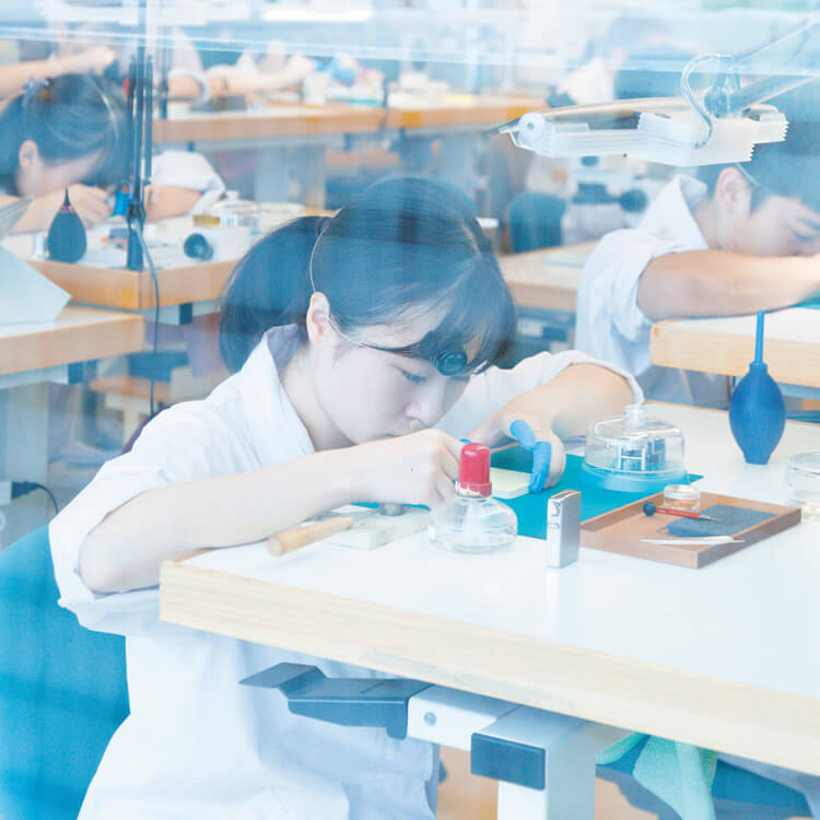 〈ヒコ・みづのジュエリーカレッジ〉ウォッチメーカーコースの授業風景