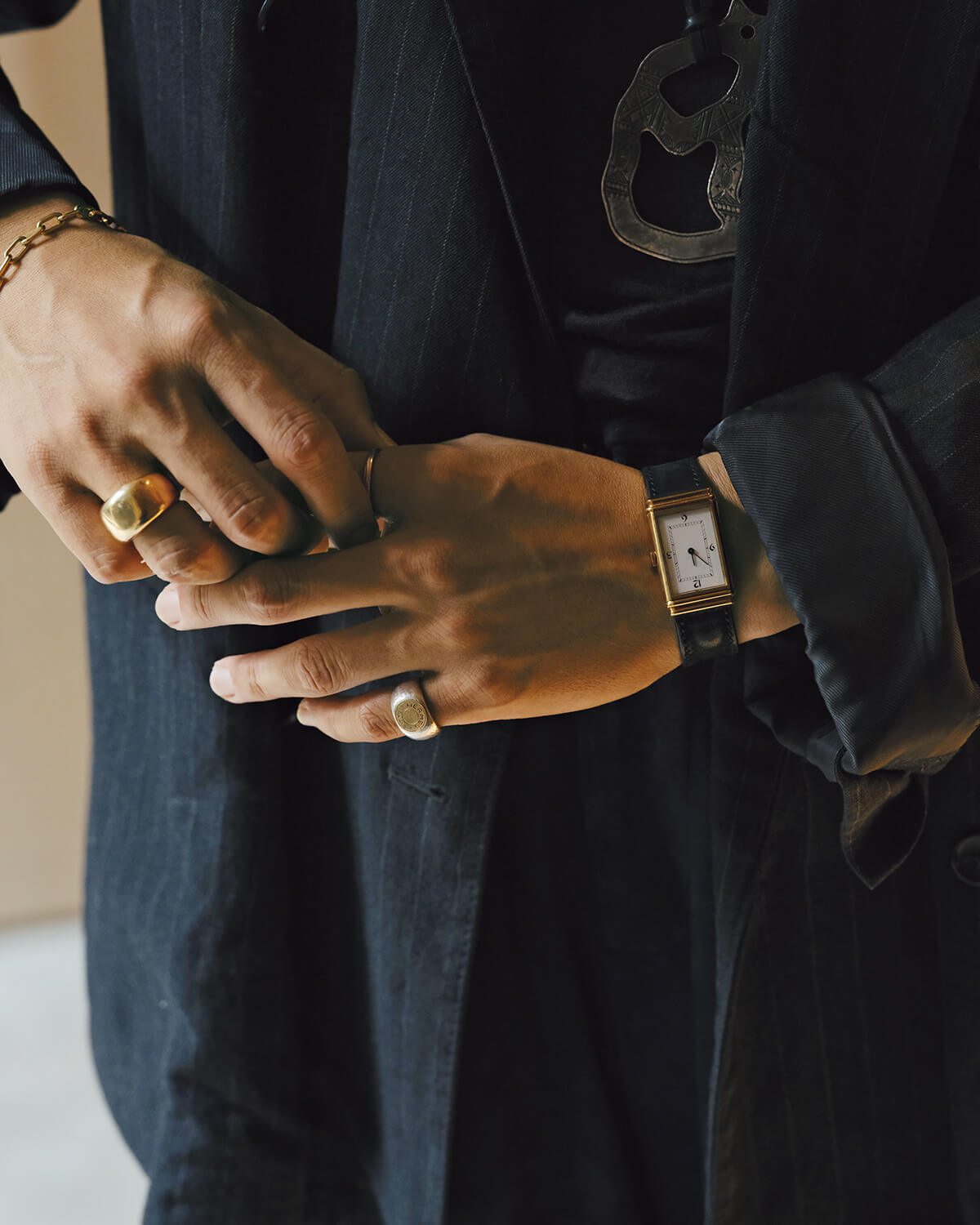 〈イヴ・サンローラン〉の時計、〈カルティエ〉のリング