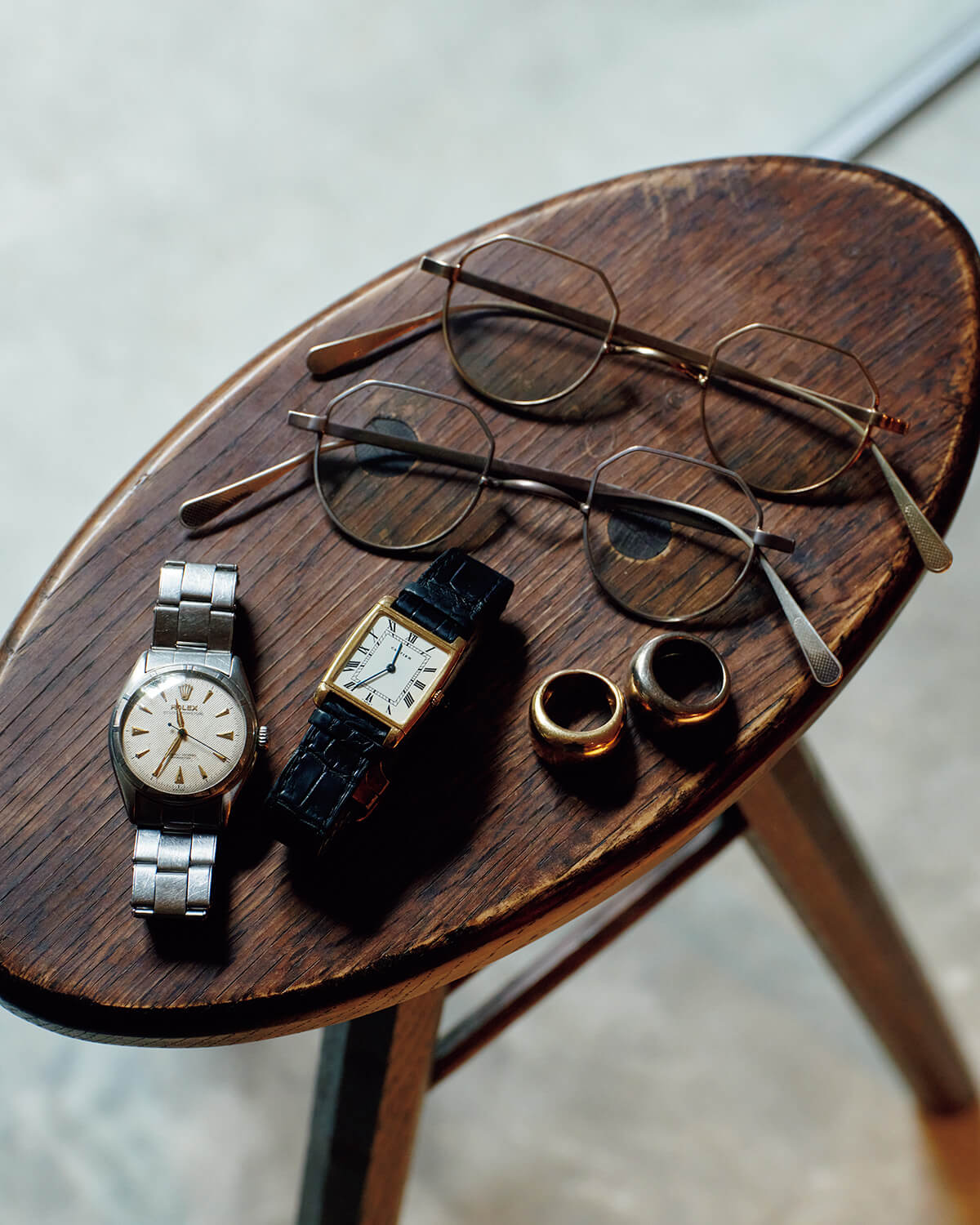 〈カルティエ〉の「タンク レベルソ」、〈ロレックス〉の「パーペチュアル」、〈カルティエ〉のリング、〈ゲルノット・リンドナー〉の眼鏡