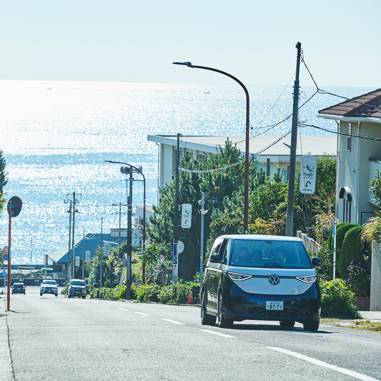 みんなで乗るクルマ。“ワーゲンバス”の精神を継ぐID. Buzz で湘南ドライブ