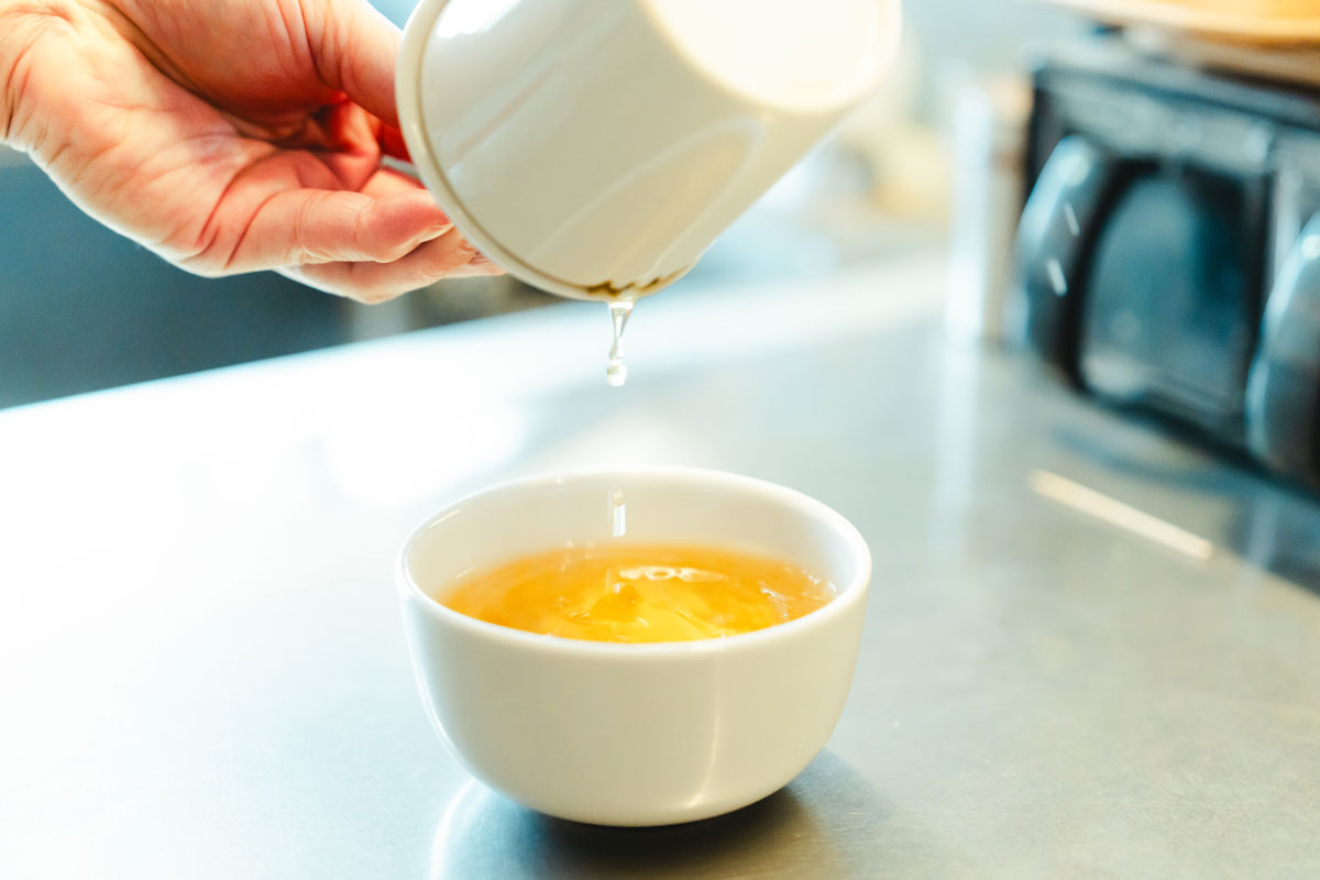 お茶を注ぐ様子