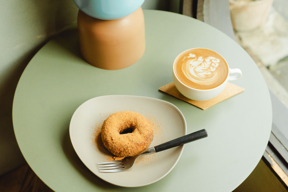 〈KOFFEE MAMEYA〉のエスプレッソブレンドを使ったカフェラテ「愛CE LATTE」、〈コンビニエンスストア髙橋〉の米粉ドーナツ