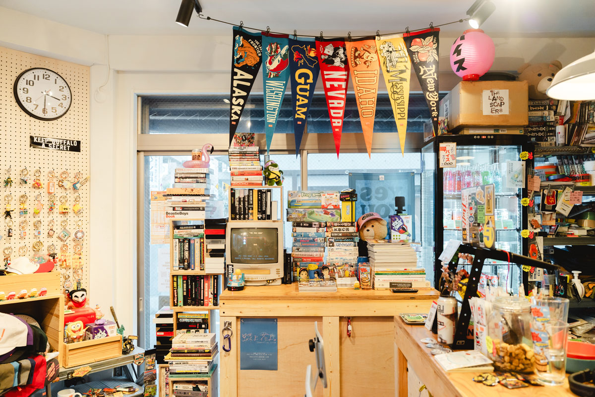 LIVIN' LARGE BEER & GALLERY 店内