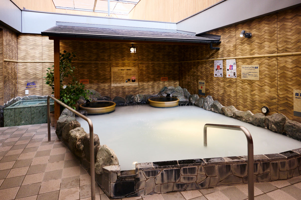 湯どんぶり 栄湯 女湯の大露天風呂