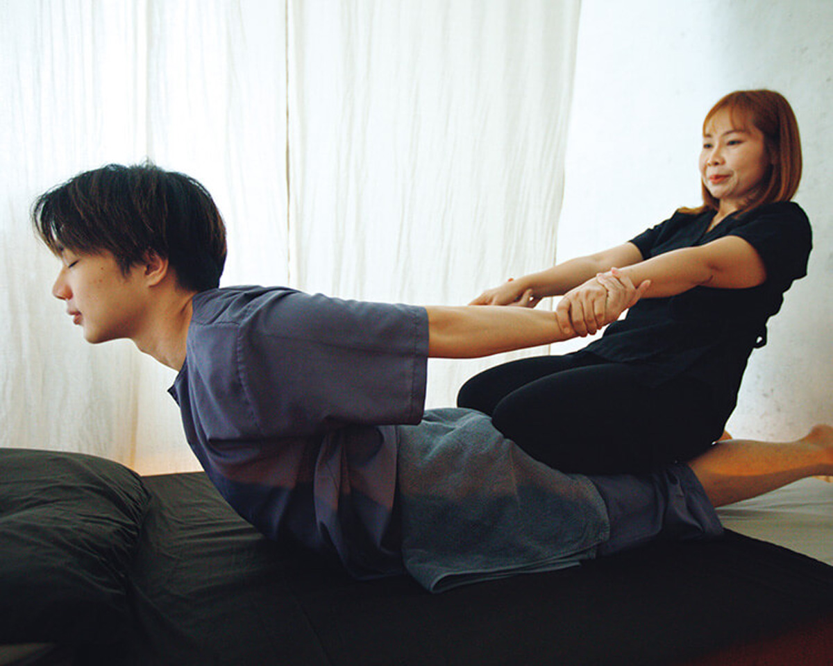 バンコク〈ロムロム〉ストレッチの様子